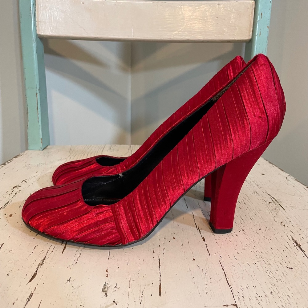 Unlisted Red Satin Pleated Pumps Round Toe Flared Heel Leather Sole Size 9 Y2K